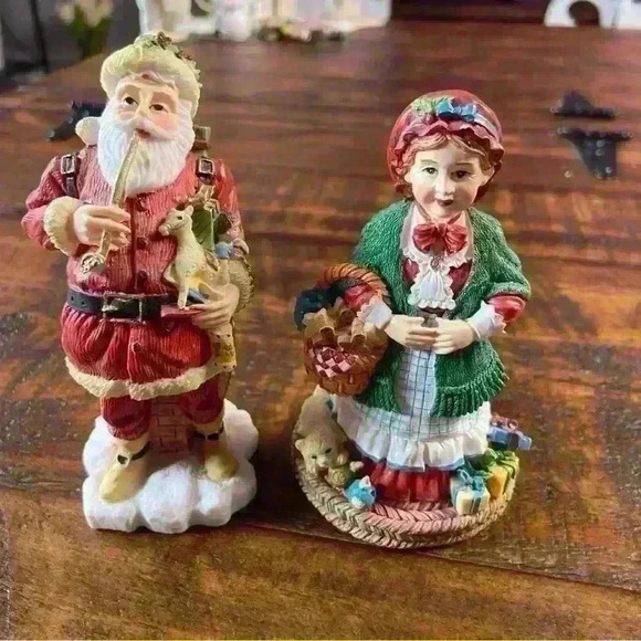 The International Santa and Mrs. Claus Collections Figurines - Picture 1 of 10